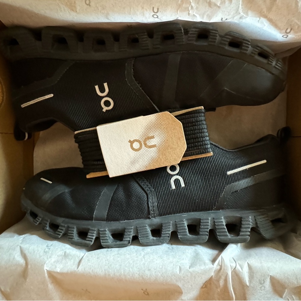 Brand new ON Cloud 5 Waterproof Women’s running shoes size 8.5